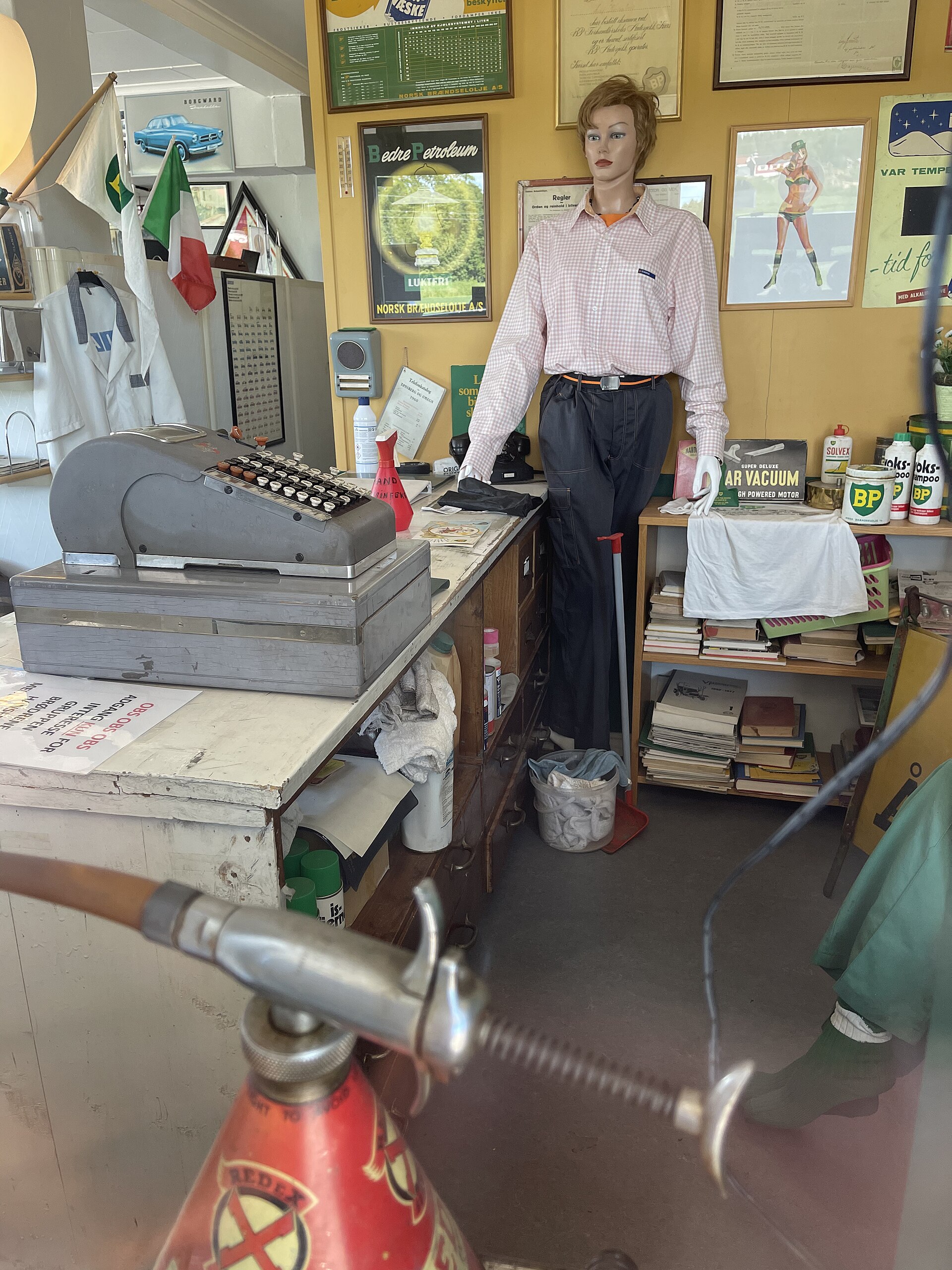 BRØDR. HANSSENS AUTO veteranservicestasjon restaurert bensinstasjon verksted etablert 1954 Kirkeveien Stangeby Nøtterøy NORWAY 2021 06 16 (Restored 1950s BP filing station gas petrol Small museum) Butikk disk utstyr Counter Supplies