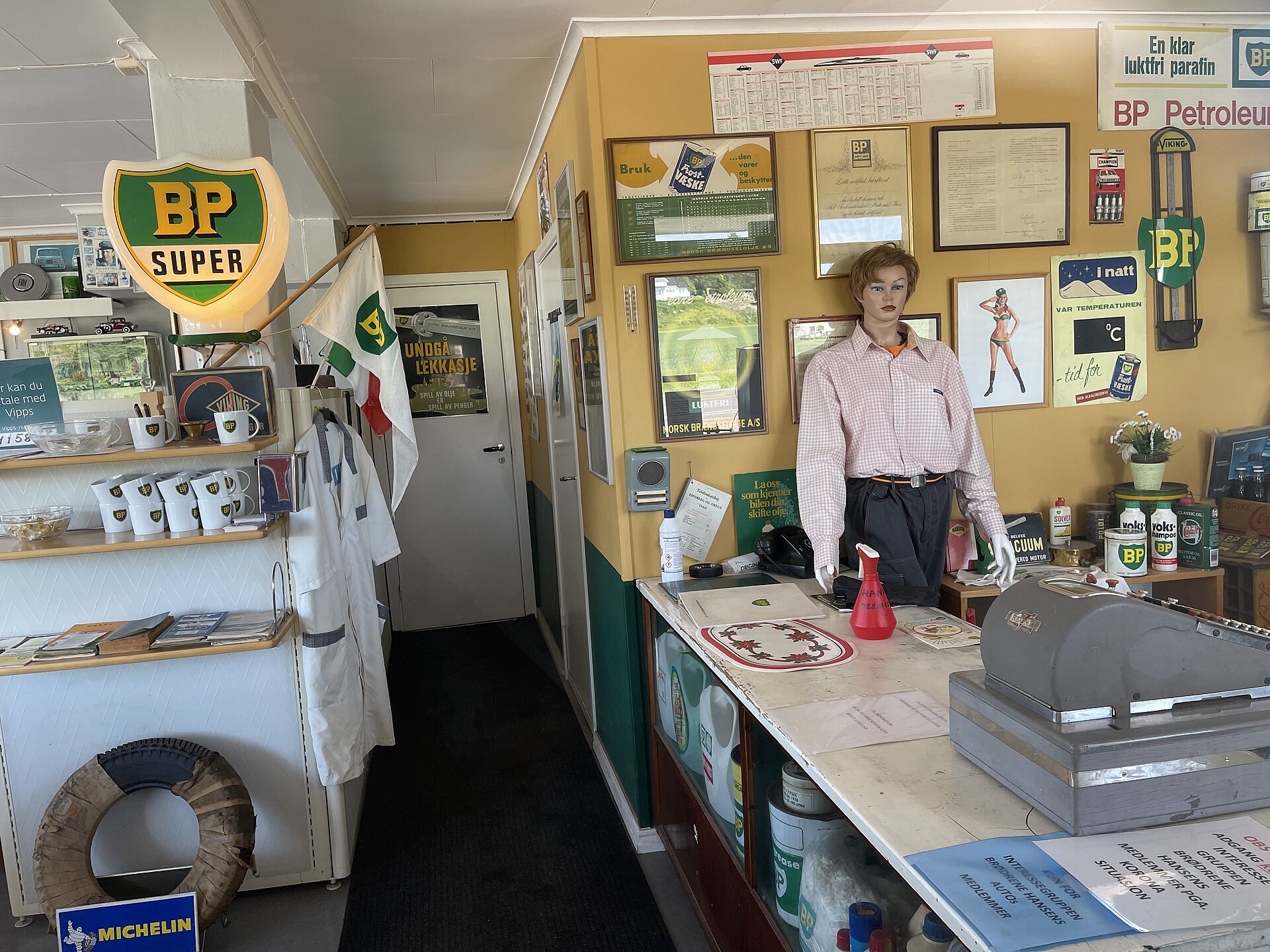 BRØDR. HANSSENS AUTO veteranservicestasjon restaurert bensinstasjon verksted etablert 1954 Kirkeveien Stangeby Nøtterøy NORWAY 2021 06 16 (Restored 1950s BP filing station gas petrol Small museum) Butikk disk Counter supplies