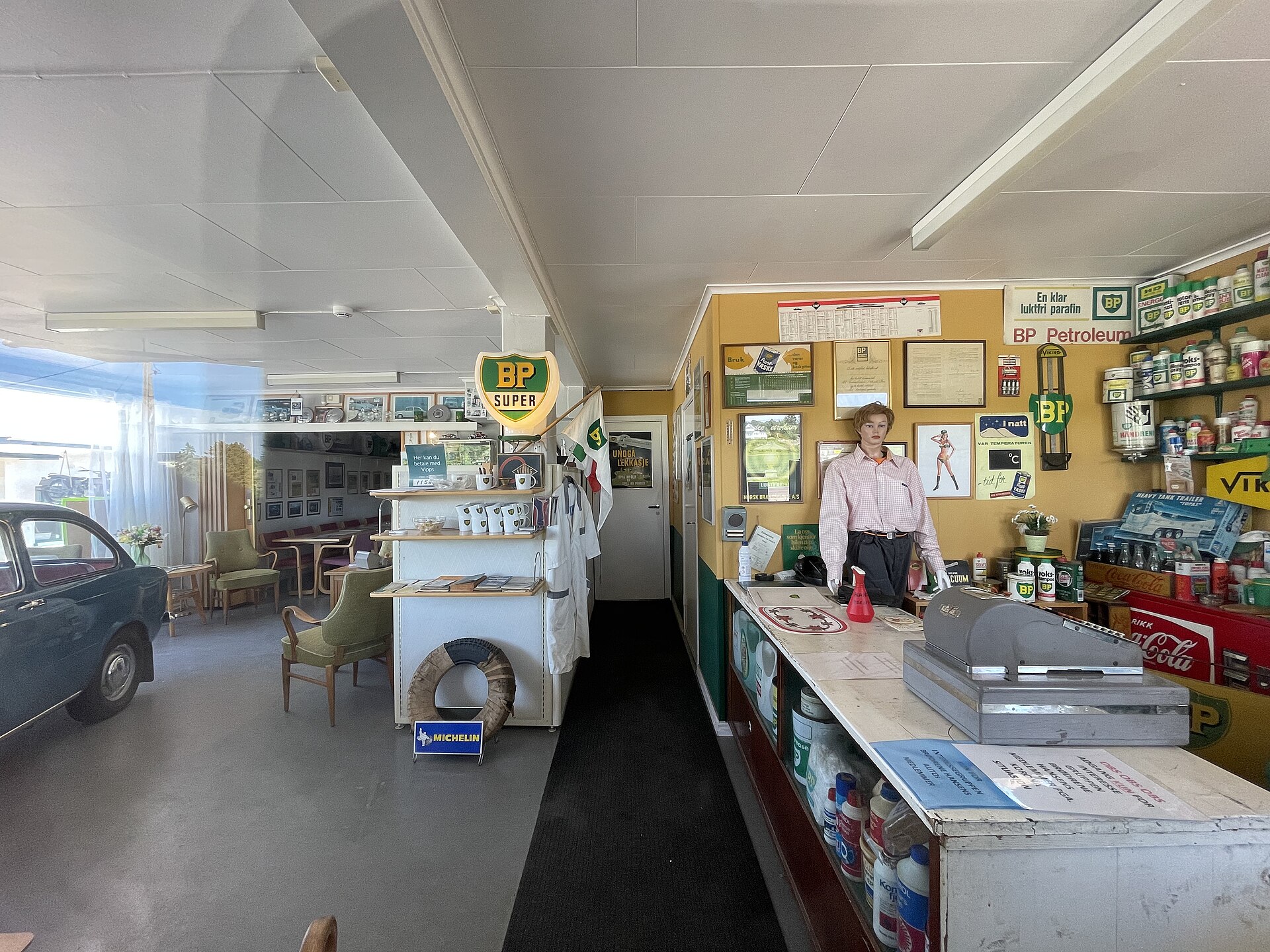 BRØDR. HANSSENS AUTO veteranservicestasjon restaurert bensinstasjon verksted etablert 1954 Kirkeveien Stangeby Nøtterøy NORWAY 2021 06 16 (Restored 1950s BP filing station gas petrol Small museum) Butikk disk utstyr Counter