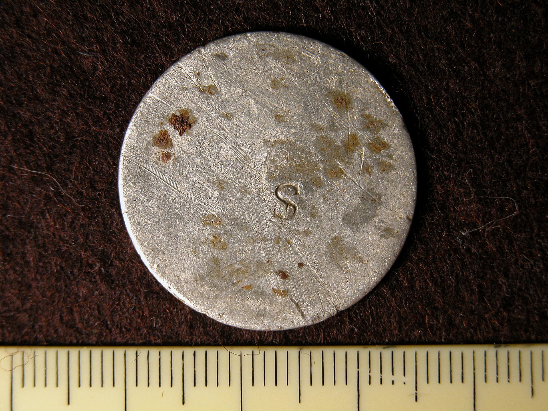 Kent 884865. Post Medieval. Coin William III shilling   counter marked. Obverse view. (FindID 180144)