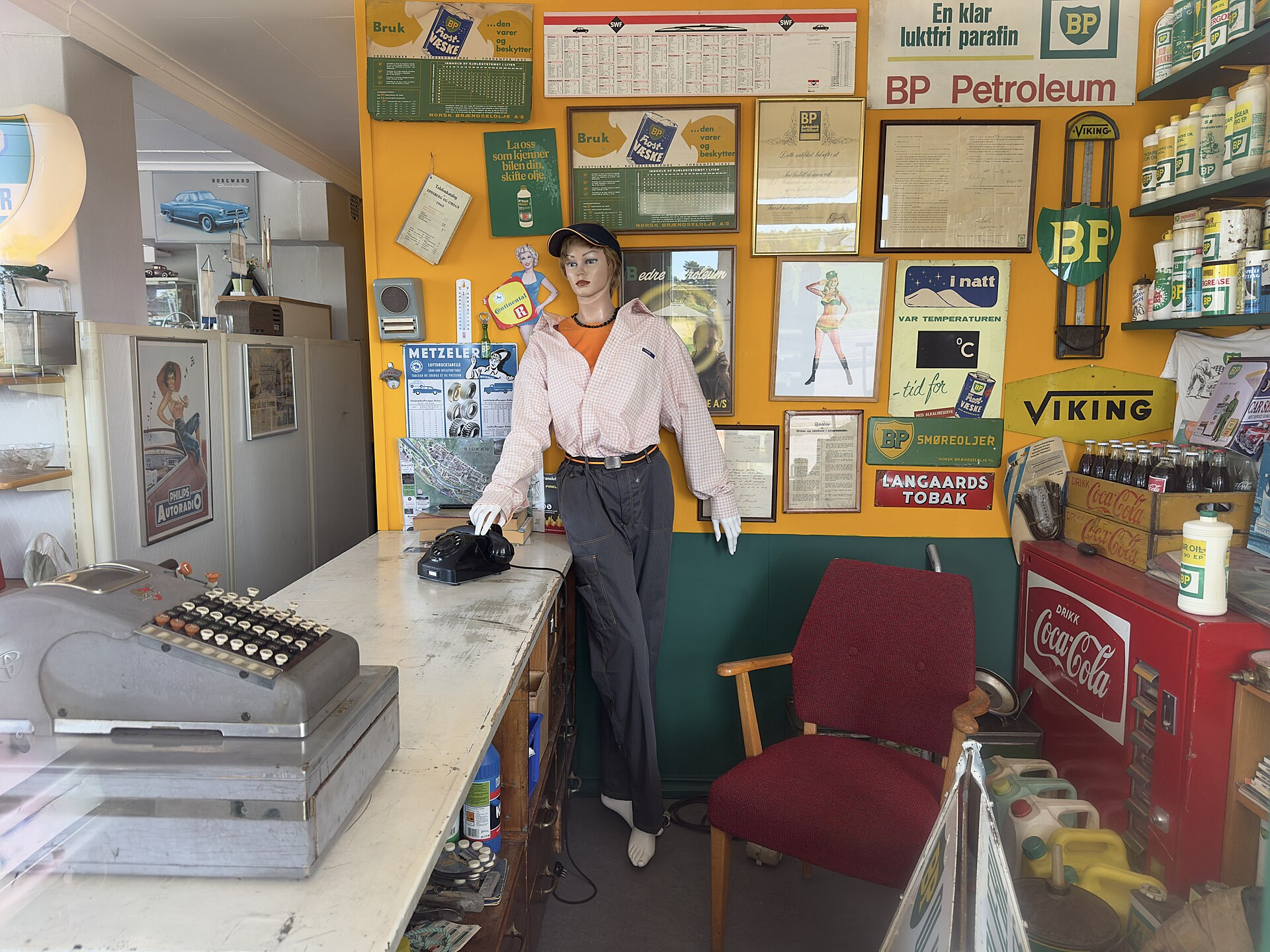 NØTTERØY Færder kommune Norway 2026 08 31 BRØDR. HANSSENS AUTO restaurert service  bensinstasjon verksted etablert 1954 Kirkeveien Stangeby Restored 1950s BP filling service station Small museum Butikk disk utstyr Counter supply B